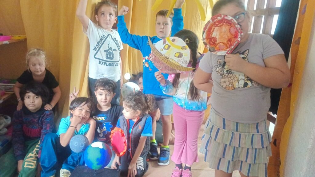 Mi Hijo se Aburre en la Escuela Tradicional: 5 Señales de que Necesita una Educación Alternativa