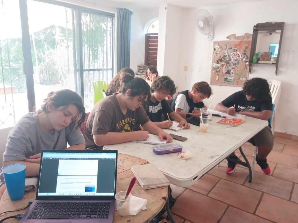 Preparando a Tu Hijo para el Futuro: Habilidades del Siglo XXI vs. Educación Tradicional